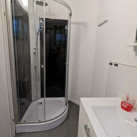Souterrainwohnung דירה *